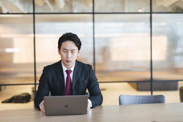 好きな気持ちを抑えている男性の特徴